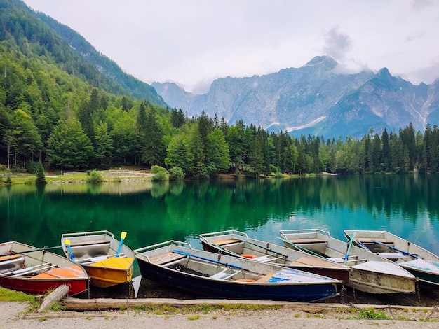 Boote auf einem Bergsee mit wunderschöner Landschaft