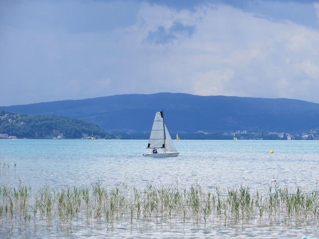 Foto boote auf ruhigem meer