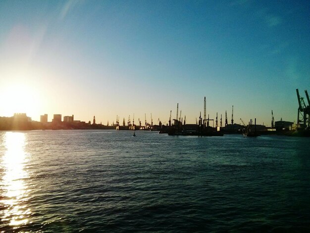 Boote auf See bei Sonnenuntergang