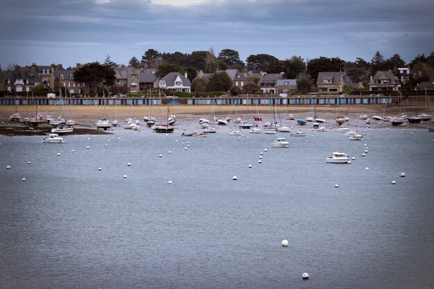 Boote bei Ebbe an der Küste der Bretagne, Frankreich