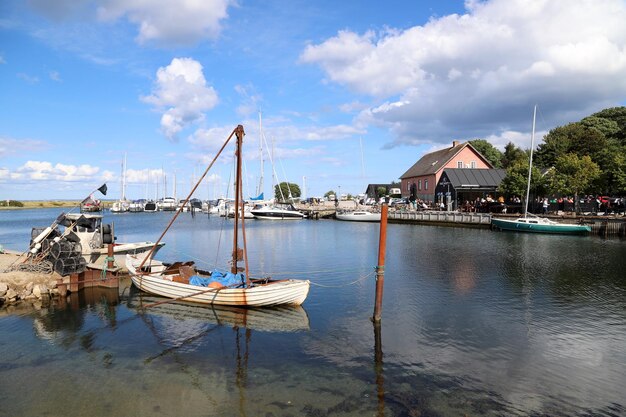 Foto boote, die am hafen vor dem himmel verankert sind