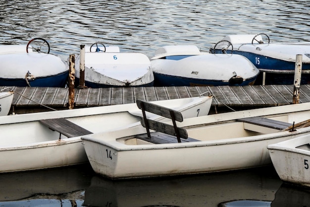 Boote, die am Pier am Fluss verankert sind