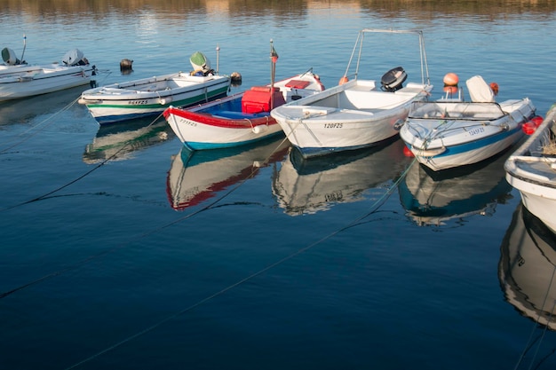 Boote, die am See verankert sind