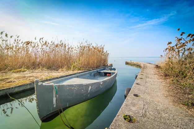 Boote, die am Strand vor dem Himmel verankert sind