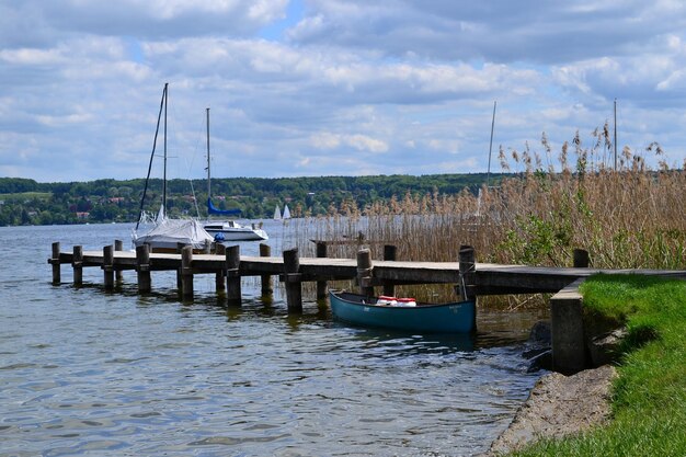 Foto boote, die auf dem meer gegen den himmel verankert sind