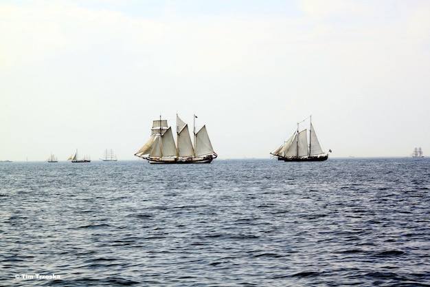 Boote, die auf See segeln