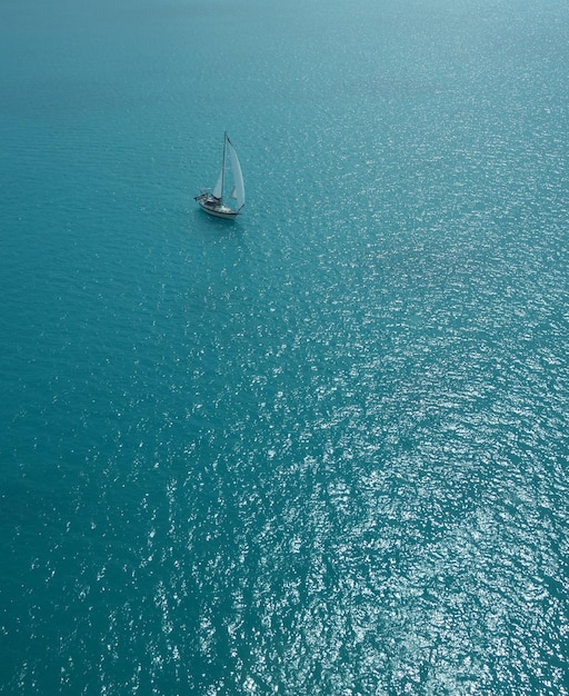 Boote, die auf See segeln