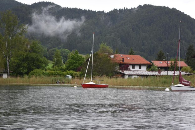 Boote, die im Fluss gegen den Berg verankert sind