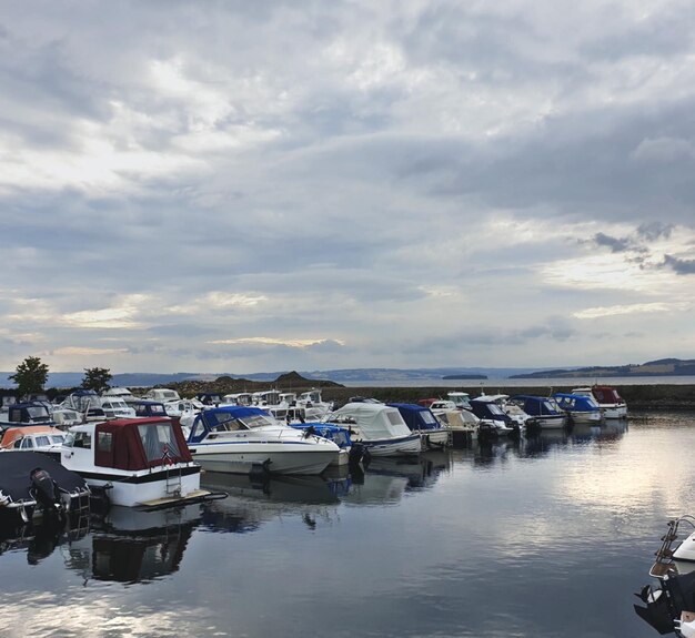 Boote, die im Hafen anlegen