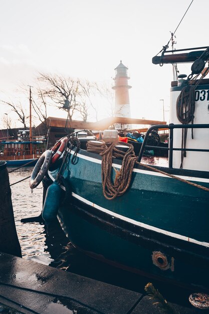 Foto boote, die im hafen in der stadt gegen den himmel verankert sind