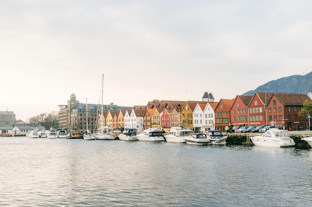 Boote, die im Hafen verankert sind