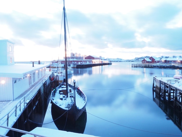 Foto boote, die im hafen verankert sind