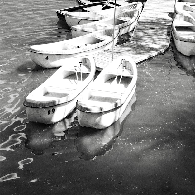 Foto boote, die im hafen verankert sind