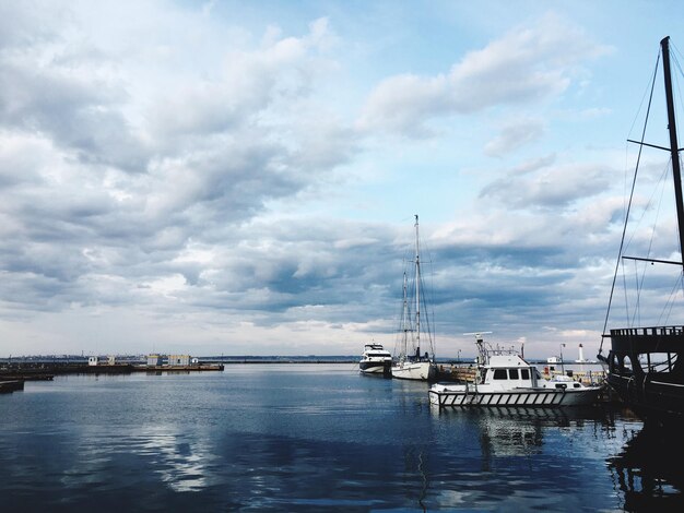 Boote, die im Hafen verankert sind