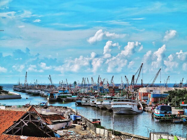 Foto boote, die im hafen verankert sind