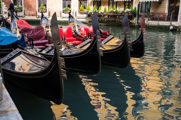 Foto boote, die im kanal verankert sind