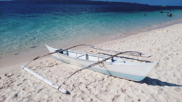 Foto boote, die im meer verankert sind