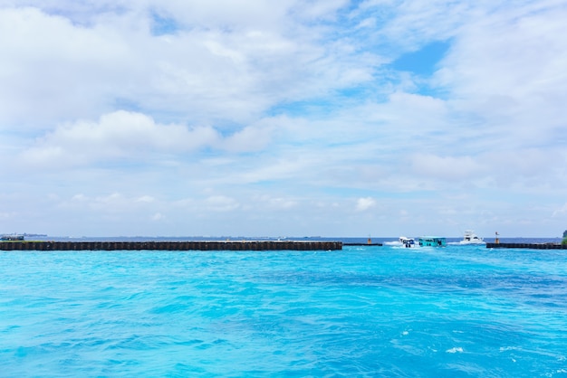Boote, die von Häfen der Malediven zu Hotels auf verschiedenen Inseln fahren, Die Malediven