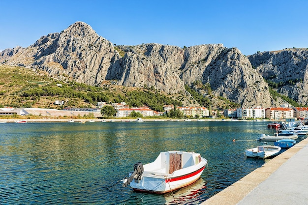 Boote im Hafen der Adria in Omis, Dalmatien, Kroatien