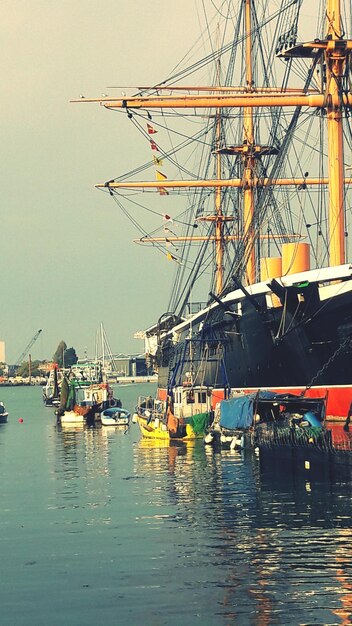 Foto boote im hafen gegen den himmel