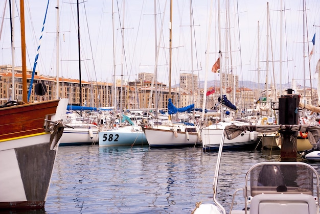 Boote im Hafen gegen den Himmel