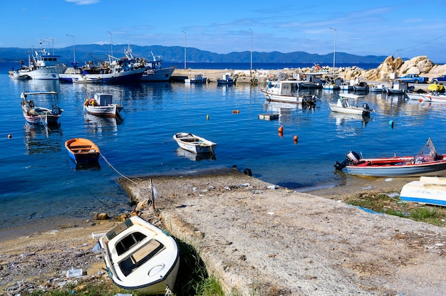 Boote im Hafen von Nea Roda auf blauem Meerwasser, Chalkidiki, Griechenland