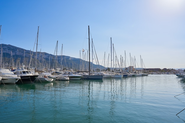 Boote im Jachthafen von Denia in Spanien