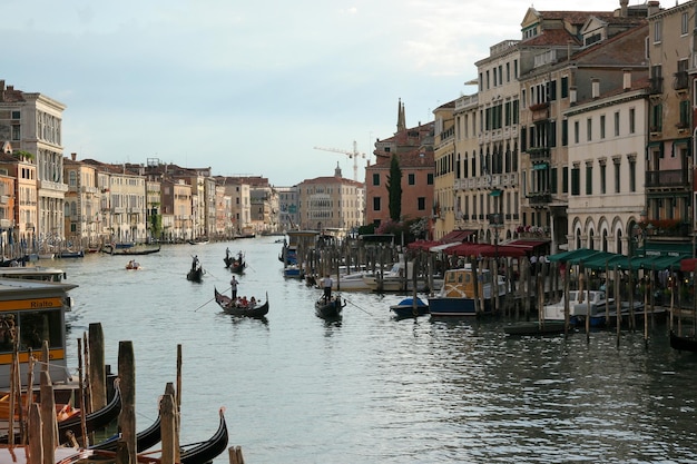 Foto boote im kanal inmitten von gebäuden in der stadt gegen den himmel