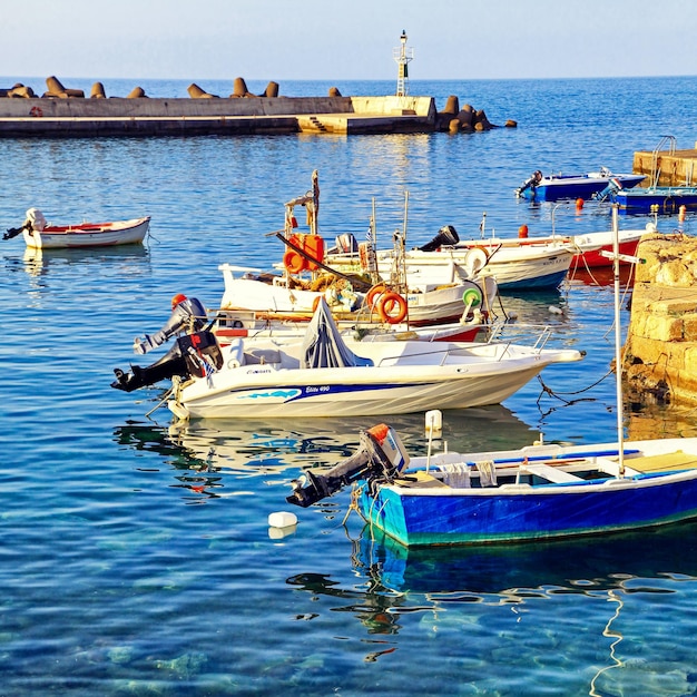Boote im kleinen Hafen im Dorf Panormo auf der Insel Kreta Griechenland