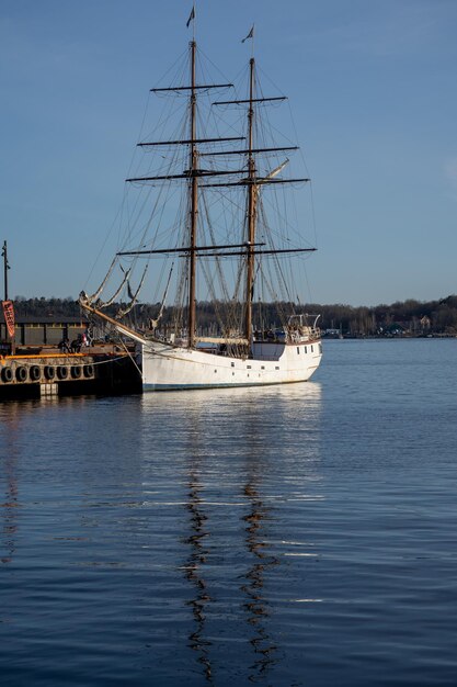 Foto boote im meer gegen den himmel