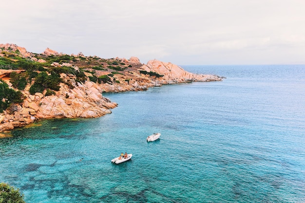 Boote im Mittelmeer bei Capo Testa, Santa Teresa Gallura, Sardinien, Italien