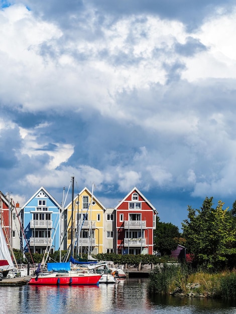 Boote im Wasser gegen den Himmel