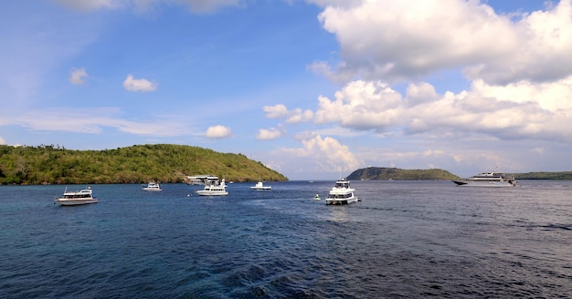 Boote im Wasser mit dem Himmel im Hintergrund