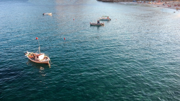 Boote im Wasser mit dem Wort "Meer" auf der Unterseite.