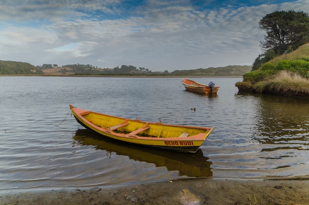 Boote in Budi See, Puerto Saavedra, Region Araukanien, Chile