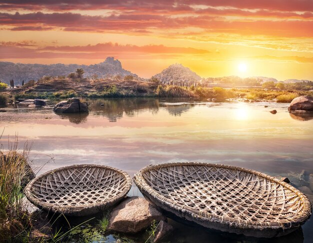 Boote in der Nähe des Flusses Hampi