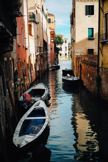 Foto boote in venedig auf dem wasser