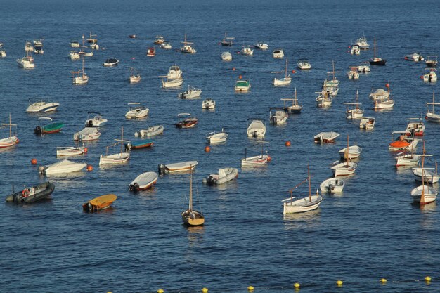 Boote machten im Sommer in Calella de Palafrugell, Girona-Provinz, Costa Brava, Spanien fest