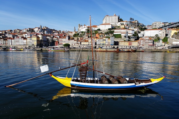 Boote mit Porto Wein in Porto, Portugal. Douro River, Tageslicht