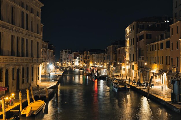 Foto boote nachts im kanal