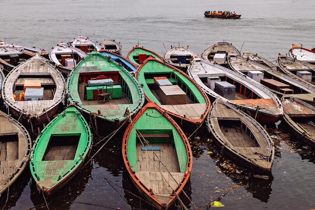 Boote sind in einer Reihe am Ufer des Flusses GangesVaranasi Indien aufgereiht