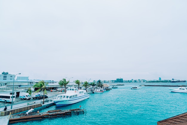 Boote und Fähren am Hafen vor dem Flughafen Velana in Hulhule.