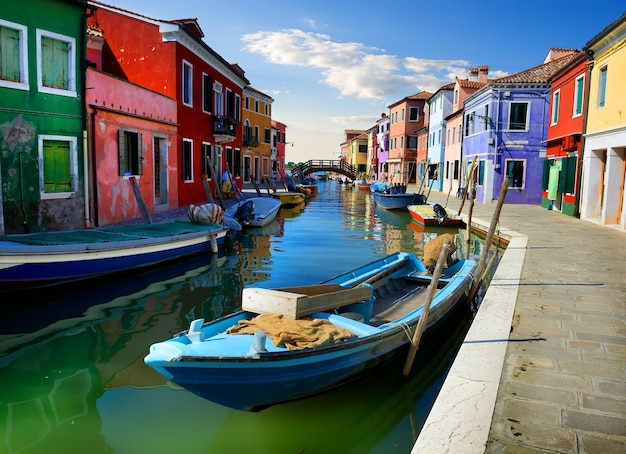 Boote und farbige Häuser im Sommer Burano, Italien