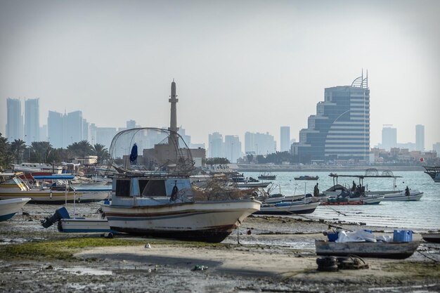 Boote und Stadtansicht in der Fischerbucht in Manama, Bahrain