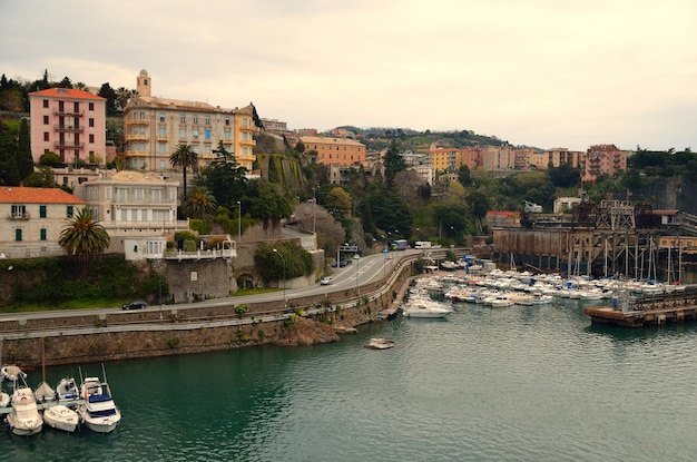 Boote und Straße in Savona