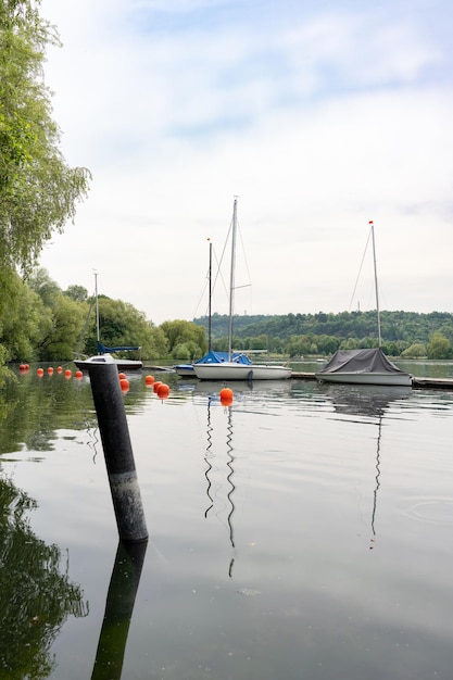 Boote und Yachten legten im Yachthafen am See an