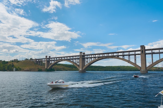 Foto boote unter der brücke