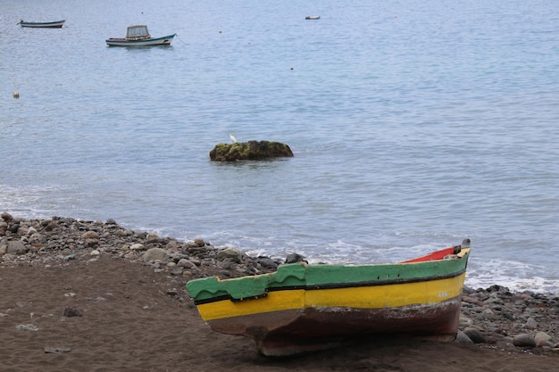 Boote vertäut am Meeresufer