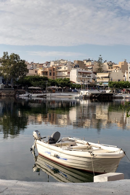 Boote vor dem Hintergrund der Stadt St. Nikolaus am Abend Kreta Griechenland