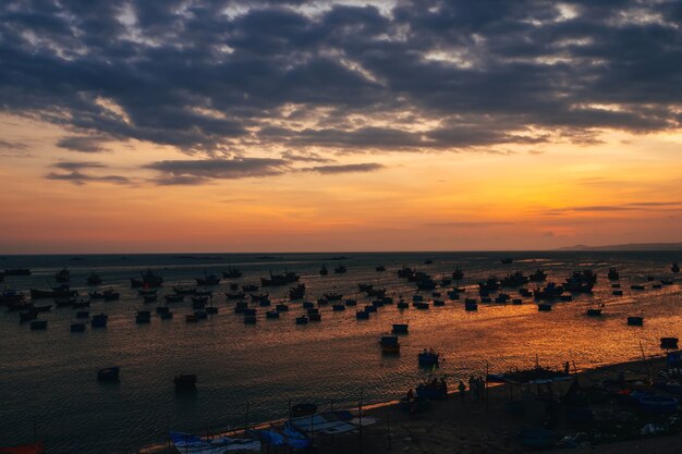 Boote zum Angeln auf dem Meer in Vietnam